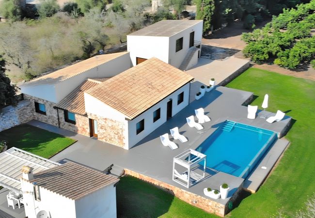  在 Llubi - Son Calet 156 moderna villa con piscina privada, jardín, zona barbacoa y aire acondicionado