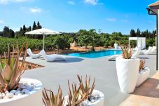 庄园 在 Llubi - Son Calet 156 moderna villa con piscina privada, jardín, zona barbacoa y aire acondicionado
