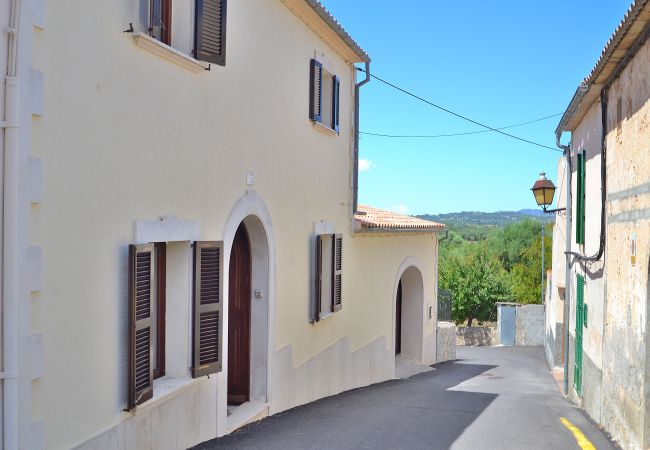 房屋 在 Buger - Ca n'Aina Canta 064 acogedora casa de pueblo con piscina privada, terraza, barbacoa y aire acondicionado 房屋 在 Buger - Ca n'Aina Canta 064 acogedora casa de pueblo con piscina privada, terraza, barbacoa y aire acondicionado