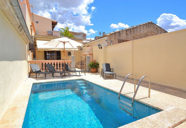  在 Buger - Ca n'Aina Canta 064 acogedora casa de pueblo con piscina privada, terraza, barbacoa y aire acondicionado