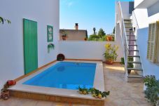 房屋 在 Santa Margalida - Can Cantino 213 fantástica casa de pueblo con piscina privada, aire acondicionado, terraza, barbacoa y WiFi