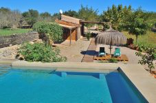 庄园 在 Muro - Sa Casita 225 acogedora finca en la naturaleza, con piscina privada, jardín, barbacoa y WiFi