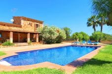 庄园 在 Campos - Can Toni 403 tradicional finca con piscina privada, aire acondicionado, gran jardín y WiFi