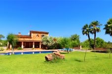 庄园 在 Campos - Can Toni 403 tradicional finca con piscina privada, aire acondicionado, gran jardín y WiFi