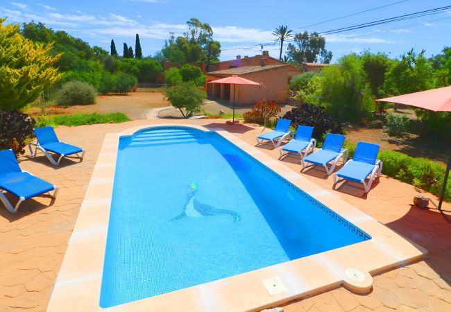  在 Es Llombards - Can Cova 413 finca rústica con piscina privada, terraza, aire acondicionado y WiFi