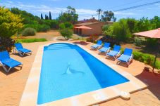 庄园 在 Es Llombards - Can Cova 413 finca rústica con piscina privada, terraza, aire acondicionado y WiFi