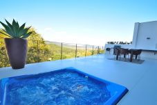 房屋 在 Buger - Montblau 049 exclusiva villa con piscina privada, jacuzzi, barbacoa y aire acondicionado