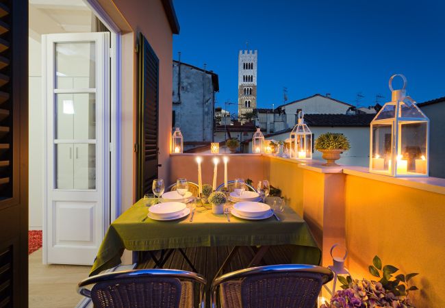  在 Lucca - 2 Bedrooms Apartment with Terrace and Elevator