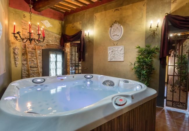 别墅 在 Capannori - LA DIMORA DEI CONTI: Indulge in a Country Farmhouse Apartment with Jacuzzi Facing the Town! 别墅 在 Capannori - LA DIMORA DEI CONTI: Indulge in a Country Farmhouse Apartment with Jacuzzi Facing the Town!