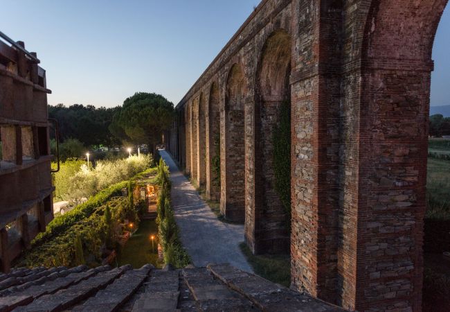 别墅 在 Capannori - LA DIMORA DEI CONTI: Indulge in a Country Farmhouse Apartment with Jacuzzi Facing the Town! 别墅 在 Capannori - LA DIMORA DEI CONTI: Indulge in a Country Farmhouse Apartment with Jacuzzi Facing the Town!