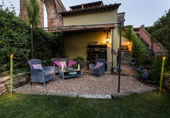 别墅 在 Capannori - LA DIMORA DEI CONTI: Indulge in a Country Farmhouse Apartment with Jacuzzi Facing the Town! 别墅 在 Capannori - LA DIMORA DEI CONTI: Indulge in a Country Farmhouse Apartment with Jacuzzi Facing the Town!