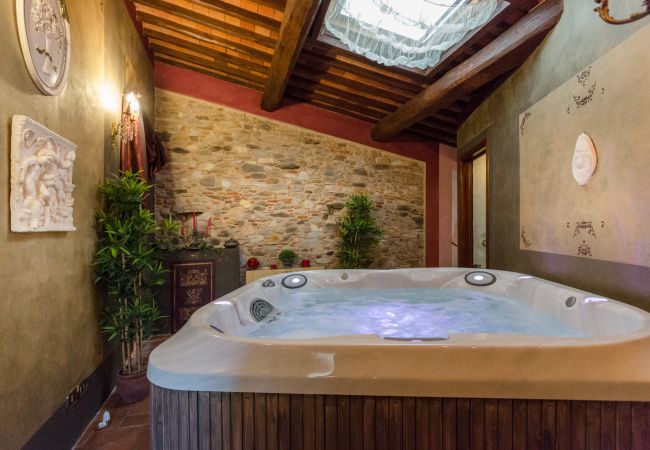 别墅 在 Capannori - LA DIMORA DEI CONTI: Indulge in a Country Farmhouse Apartment with Jacuzzi Facing the Town! 别墅 在 Capannori - LA DIMORA DEI CONTI: Indulge in a Country Farmhouse Apartment with Jacuzzi Facing the Town!