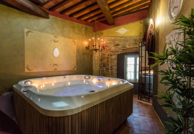 别墅 在 Capannori - LA DIMORA DEI CONTI: Indulge in a Country Farmhouse Apartment with Jacuzzi Facing the Town! 别墅 在 Capannori - LA DIMORA DEI CONTI: Indulge in a Country Farmhouse Apartment with Jacuzzi Facing the Town!