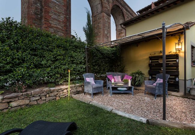 别墅 在 Capannori - LA DIMORA DEI CONTI: Indulge in a Country Farmhouse Apartment with Jacuzzi Facing the Town! 别墅 在 Capannori - LA DIMORA DEI CONTI: Indulge in a Country Farmhouse Apartment with Jacuzzi Facing the Town!