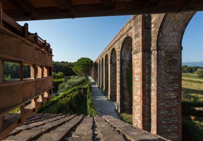 别墅 在 Capannori - LA DIMORA DEI CONTI: Indulge in a Country Farmhouse Apartment with Jacuzzi Facing the Town! 别墅 在 Capannori - LA DIMORA DEI CONTI: Indulge in a Country Farmhouse Apartment with Jacuzzi Facing the Town!