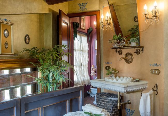 别墅 在 Capannori - LA DIMORA DEI CONTI: Indulge in a Country Farmhouse Apartment with Jacuzzi Facing the Town! 别墅 在 Capannori - LA DIMORA DEI CONTI: Indulge in a Country Farmhouse Apartment with Jacuzzi Facing the Town!