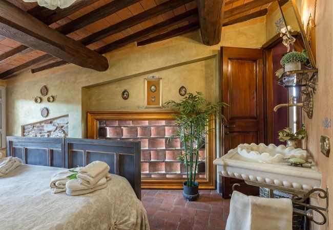 别墅 在 Capannori - LA DIMORA DEI CONTI: Indulge in a Country Farmhouse Apartment with Jacuzzi Facing the Town! 别墅 在 Capannori - LA DIMORA DEI CONTI: Indulge in a Country Farmhouse Apartment with Jacuzzi Facing the Town!