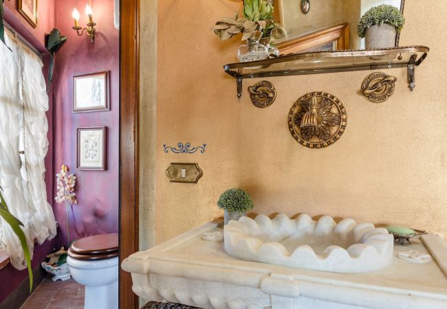 别墅 在 Capannori - LA DIMORA DEI CONTI: Indulge in a Country Farmhouse Apartment with Jacuzzi Facing the Town! 别墅 在 Capannori - LA DIMORA DEI CONTI: Indulge in a Country Farmhouse Apartment with Jacuzzi Facing the Town!