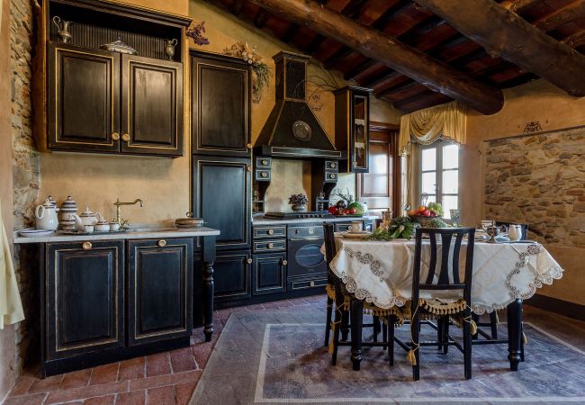 别墅 在 Capannori - LA DIMORA DEI CONTI: Indulge in a Country Farmhouse Apartment with Jacuzzi Facing the Town! 别墅 在 Capannori - LA DIMORA DEI CONTI: Indulge in a Country Farmhouse Apartment with Jacuzzi Facing the Town!
