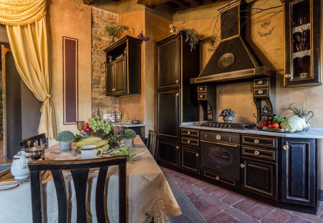 别墅 在 Capannori - LA DIMORA DEI CONTI: Indulge in a Country Farmhouse Apartment with Jacuzzi Facing the Town! 别墅 在 Capannori - LA DIMORA DEI CONTI: Indulge in a Country Farmhouse Apartment with Jacuzzi Facing the Town!