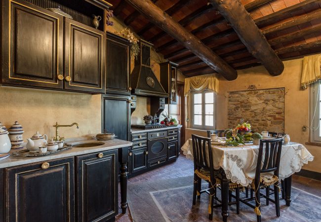 别墅 在 Capannori - LA DIMORA DEI CONTI: Indulge in a Country Farmhouse Apartment with Jacuzzi Facing the Town! 别墅 在 Capannori - LA DIMORA DEI CONTI: Indulge in a Country Farmhouse Apartment with Jacuzzi Facing the Town!