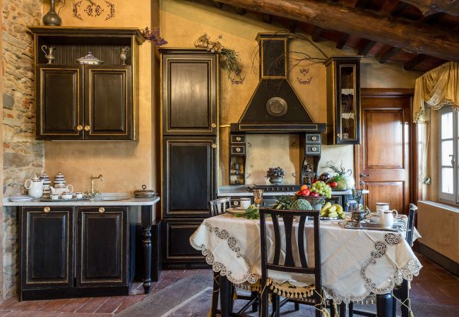 别墅 在 Capannori - LA DIMORA DEI CONTI: Indulge in a Country Farmhouse Apartment with Jacuzzi Facing the Town! 别墅 在 Capannori - LA DIMORA DEI CONTI: Indulge in a Country Farmhouse Apartment with Jacuzzi Facing the Town!