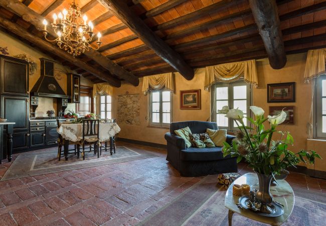 别墅 在 Capannori - LA DIMORA DEI CONTI: Indulge in a Country Farmhouse Apartment with Jacuzzi Facing the Town! 别墅 在 Capannori - LA DIMORA DEI CONTI: Indulge in a Country Farmhouse Apartment with Jacuzzi Facing the Town!