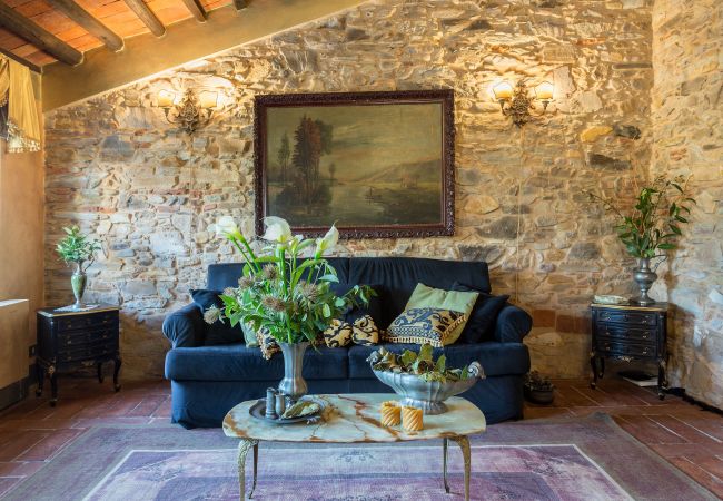 别墅 在 Capannori - LA DIMORA DEI CONTI: Indulge in a Country Farmhouse Apartment with Jacuzzi Facing the Town! 别墅 在 Capannori - LA DIMORA DEI CONTI: Indulge in a Country Farmhouse Apartment with Jacuzzi Facing the Town!