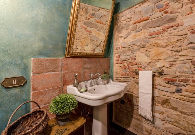 别墅 在 Capannori - LA DIMORA DEI CONTI: Indulge in a Country Farmhouse Apartment with Jacuzzi Facing the Town! 别墅 在 Capannori - LA DIMORA DEI CONTI: Indulge in a Country Farmhouse Apartment with Jacuzzi Facing the Town!