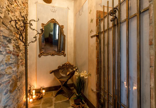 别墅 在 Capannori - LA DIMORA DEI CONTI: Indulge in a Country Farmhouse Apartment with Jacuzzi Facing the Town! 别墅 在 Capannori - LA DIMORA DEI CONTI: Indulge in a Country Farmhouse Apartment with Jacuzzi Facing the Town!
