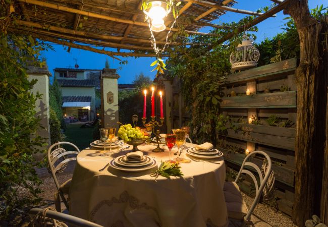 别墅 在 Capannori - LA DIMORA DEI CONTI: Indulge in a Country Farmhouse Apartment with Jacuzzi Facing the Town! 别墅 在 Capannori - LA DIMORA DEI CONTI: Indulge in a Country Farmhouse Apartment with Jacuzzi Facing the Town!