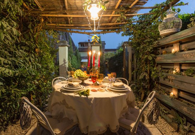 别墅 在 Capannori - LA DIMORA DEI CONTI: Indulge in a Country Farmhouse Apartment with Jacuzzi Facing the Town! 别墅 在 Capannori - LA DIMORA DEI CONTI: Indulge in a Country Farmhouse Apartment with Jacuzzi Facing the Town!
