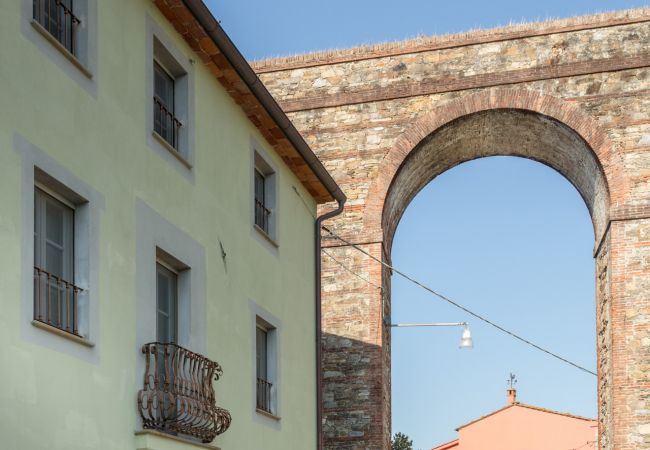 别墅 在 Capannori - LA DIMORA DEI CONTI: Indulge in a Country Farmhouse Apartment with Jacuzzi Facing the Town! 别墅 在 Capannori - LA DIMORA DEI CONTI: Indulge in a Country Farmhouse Apartment with Jacuzzi Facing the Town!