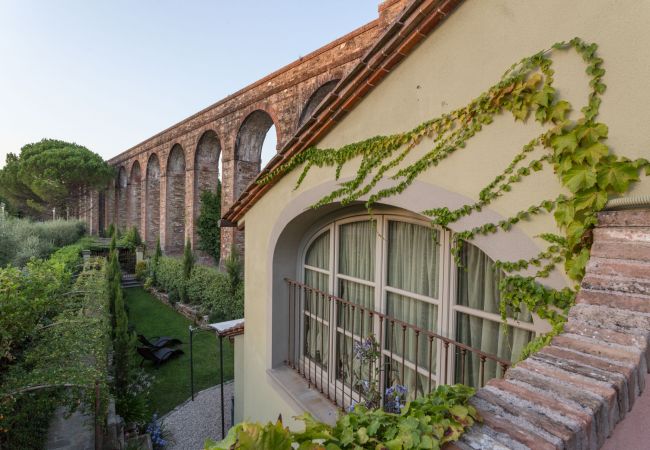 别墅 在 Capannori - LA DIMORA DEI CONTI: Indulge in a Country Farmhouse Apartment with Jacuzzi Facing the Town! 别墅 在 Capannori - LA DIMORA DEI CONTI: Indulge in a Country Farmhouse Apartment with Jacuzzi Facing the Town!