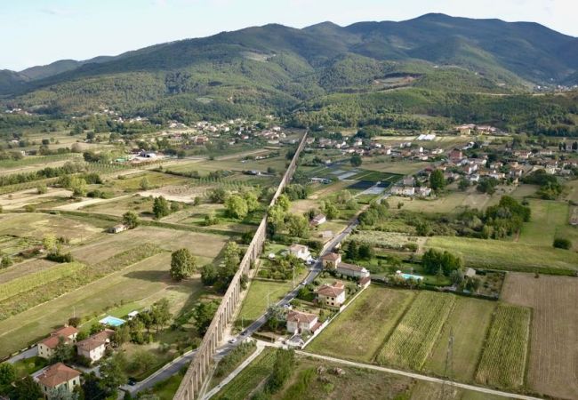 别墅 在 Capannori - LA DIMORA DEI CONTI: Indulge in a Country Farmhouse Apartment with Jacuzzi Facing the Town! 别墅 在 Capannori - LA DIMORA DEI CONTI: Indulge in a Country Farmhouse Apartment with Jacuzzi Facing the Town!