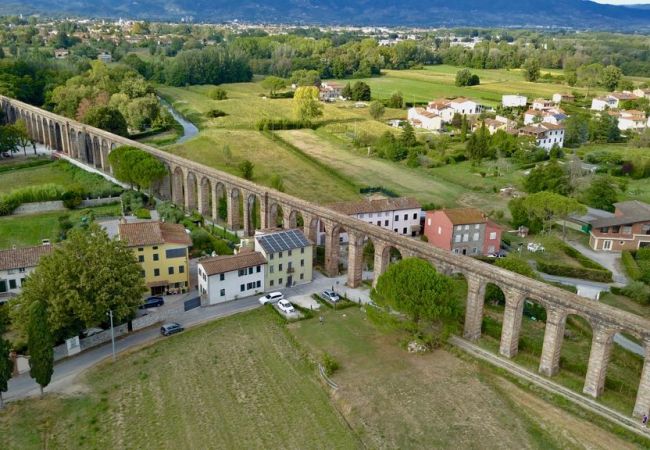 别墅 在 Capannori - LA DIMORA DEI CONTI: Indulge in a Country Farmhouse Apartment with Jacuzzi Facing the Town! 别墅 在 Capannori - LA DIMORA DEI CONTI: Indulge in a Country Farmhouse Apartment with Jacuzzi Facing the Town!