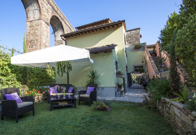 别墅 在 Capannori - LA DIMORA DEI CONTI: Indulge in a Country Farmhouse Apartment with Jacuzzi Facing the Town! 别墅 在 Capannori - LA DIMORA DEI CONTI: Indulge in a Country Farmhouse Apartment with Jacuzzi Facing the Town!