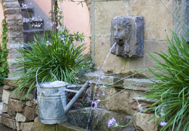 别墅 在 Capannori - LA DIMORA DEI CONTI: Indulge in a Country Farmhouse Apartment with Jacuzzi Facing the Town! 别墅 在 Capannori - LA DIMORA DEI CONTI: Indulge in a Country Farmhouse Apartment with Jacuzzi Facing the Town!