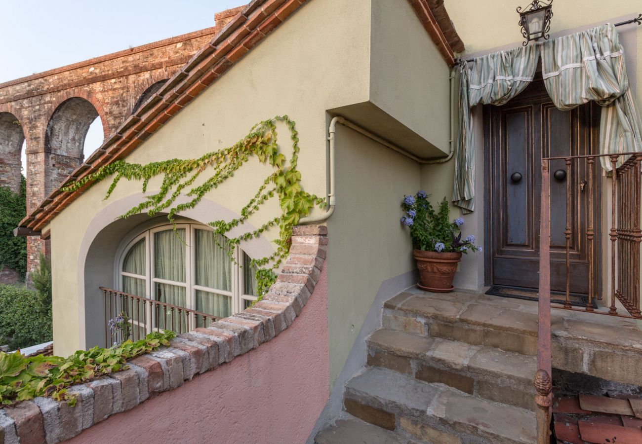 别墅 在 Capannori - LA DIMORA DEI CONTI: Indulge in a Country Farmhouse Apartment with Jacuzzi Facing the Town! 别墅 在 Capannori - LA DIMORA DEI CONTI: Indulge in a Country Farmhouse Apartment with Jacuzzi Facing the Town!