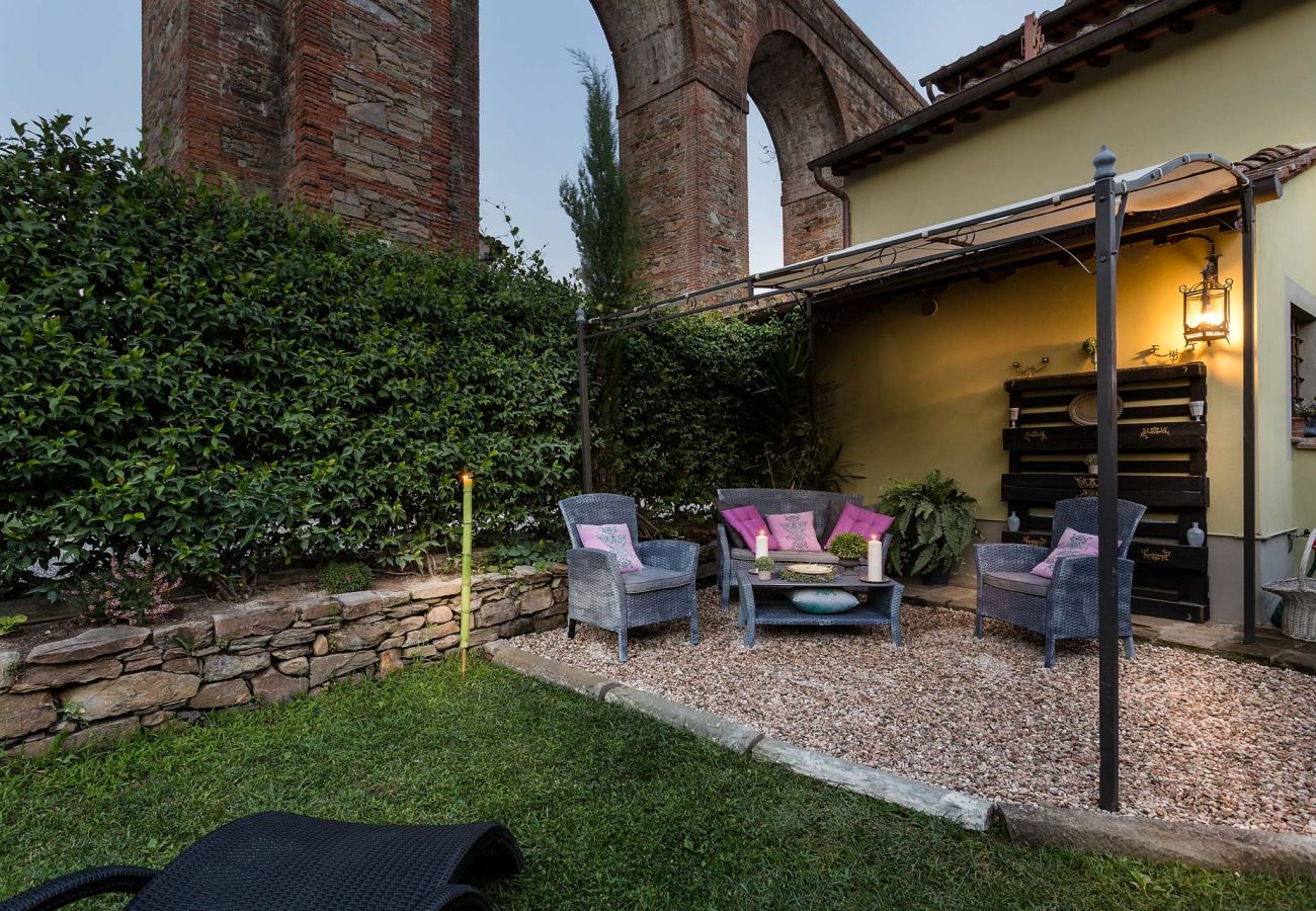 别墅 在 Capannori - LA DIMORA DEI CONTI: Indulge in a Country Farmhouse Apartment with Jacuzzi Facing the Town! 别墅 在 Capannori - LA DIMORA DEI CONTI: Indulge in a Country Farmhouse Apartment with Jacuzzi Facing the Town!