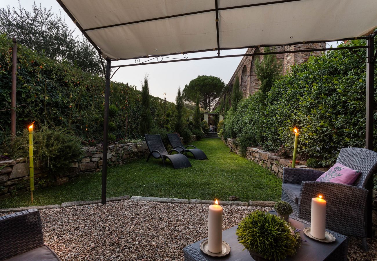 别墅 在 Capannori - LA DIMORA DEI CONTI: Indulge in a Country Farmhouse Apartment with Jacuzzi Facing the Town! 别墅 在 Capannori - LA DIMORA DEI CONTI: Indulge in a Country Farmhouse Apartment with Jacuzzi Facing the Town!