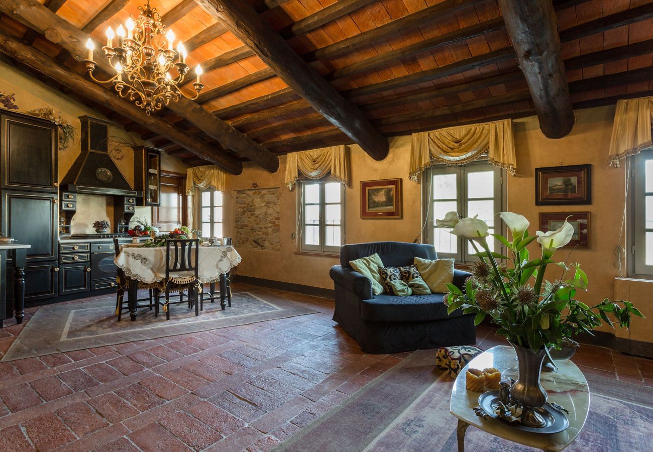 别墅 在 Capannori - LA DIMORA DEI CONTI: Indulge in a Country Farmhouse Apartment with Jacuzzi Facing the Town! 别墅 在 Capannori - LA DIMORA DEI CONTI: Indulge in a Country Farmhouse Apartment with Jacuzzi Facing the Town!