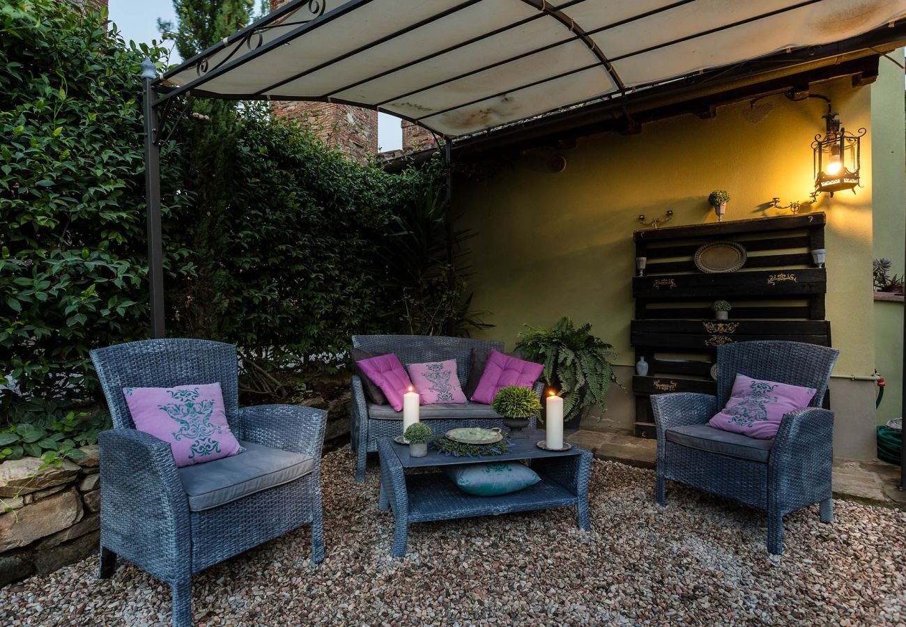 别墅 在 Capannori - LA DIMORA DEI CONTI: Indulge in a Country Farmhouse Apartment with Jacuzzi Facing the Town! 别墅 在 Capannori - LA DIMORA DEI CONTI: Indulge in a Country Farmhouse Apartment with Jacuzzi Facing the Town!