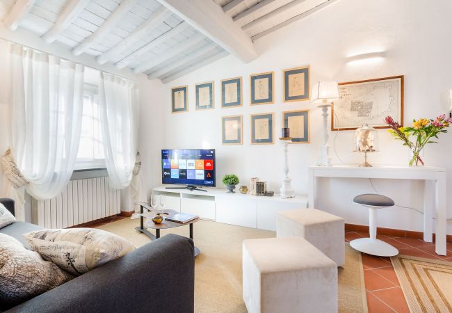 公寓 在 Lucca - A Toproof Penthouse Apartment with Elevator and Private Garden Inside the Walls 公寓 在 Lucca - A Toproof Penthouse Apartment with Elevator and Private Garden Inside the Walls