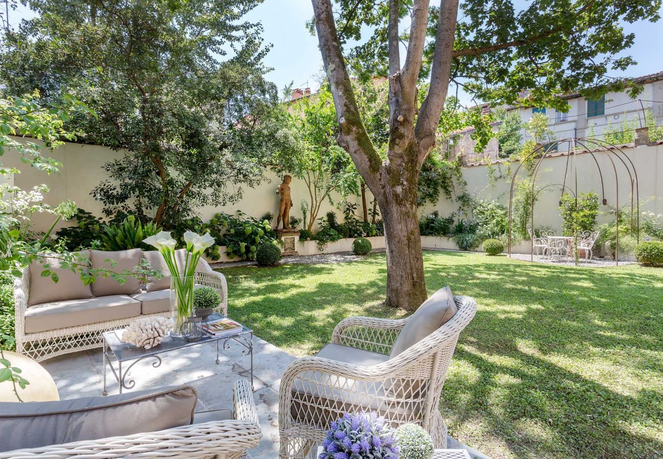 公寓 在 Lucca - LA CASINA Luxury Home inside the Walls of Lucca with Garden, A/c, Wifi