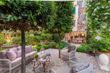 公寓 在 Lucca - LA CASINA Luxury Home inside the Walls of Lucca with Garden, A/c, Wifi
