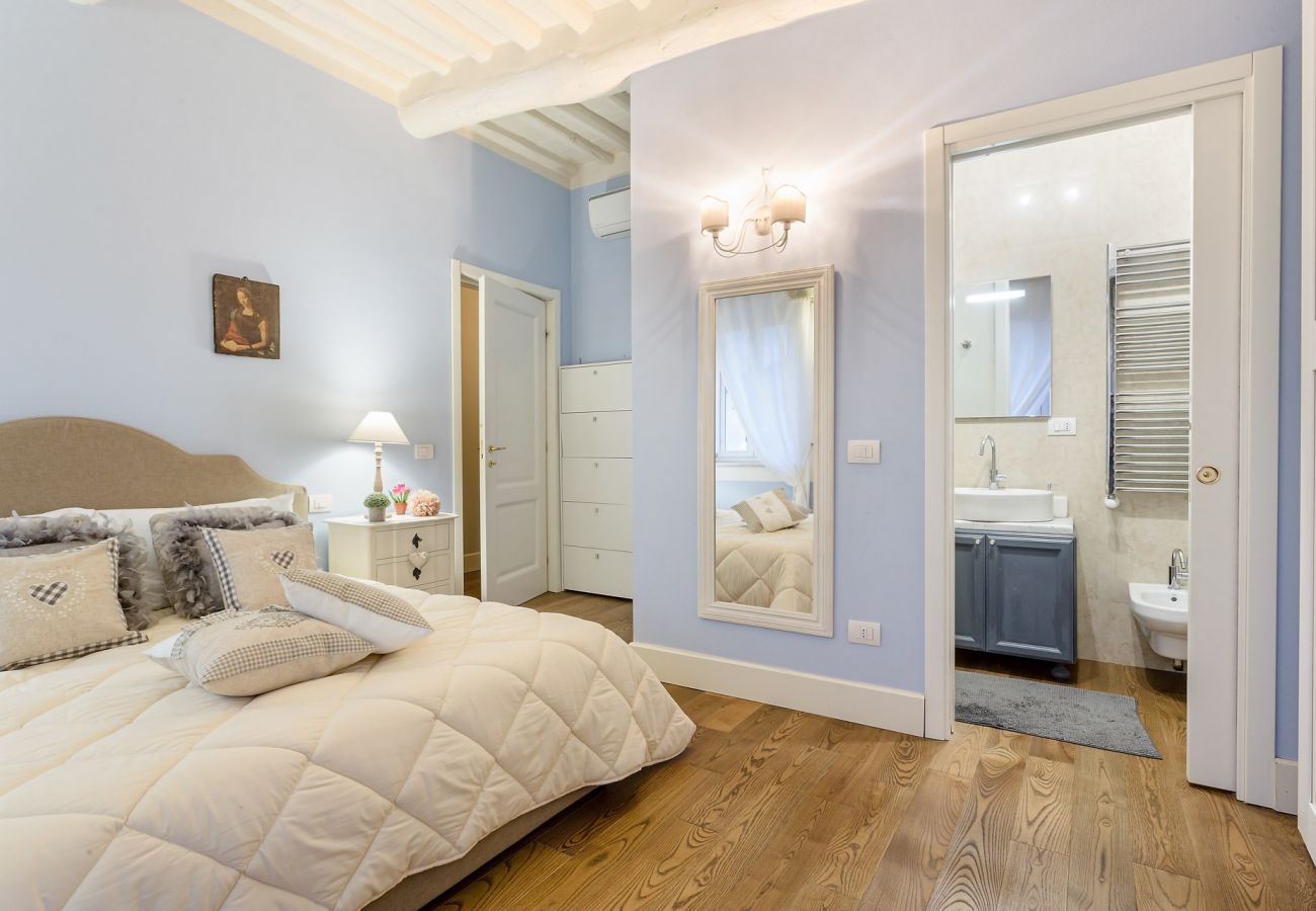 公寓 在 Lucca - 2 Bedrooms 2 Bathrooms Romantic Apartment with Terrace and Parking in Lucca 公寓 在 Lucca - 2 Bedrooms 2 Bathrooms Romantic Apartment with Terrace and Parking in Lucca