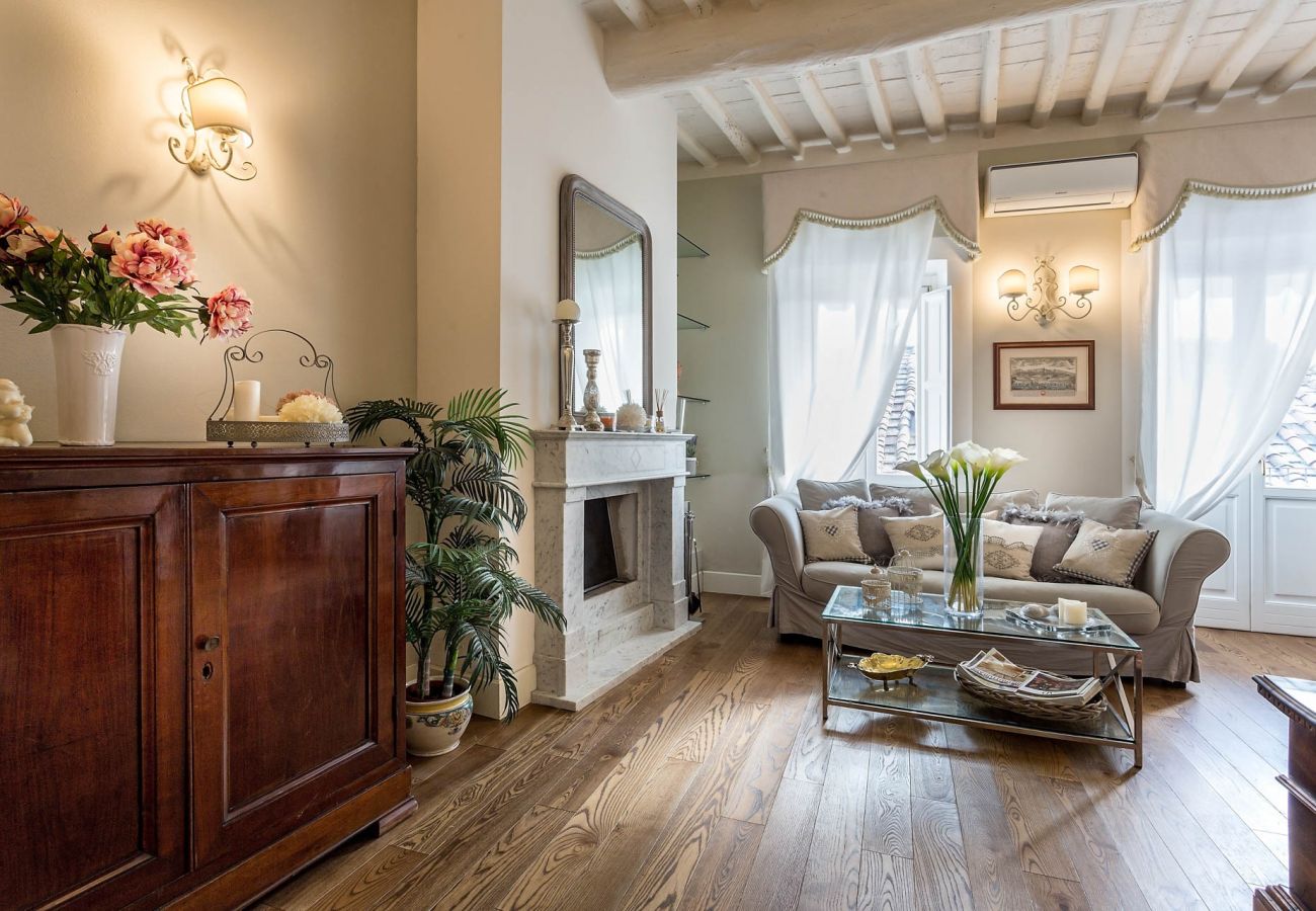 公寓 在 Lucca - 2 Bedrooms 2 Bathrooms Romantic Apartment with Terrace and Parking in Lucca 公寓 在 Lucca - 2 Bedrooms 2 Bathrooms Romantic Apartment with Terrace and Parking in Lucca