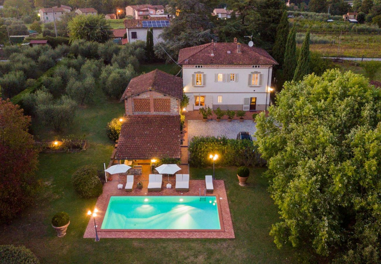 别墅 在 Capannori - VILLA CLARA Luxury 5 bedrooms Lakefront Farmhouse Villa with Private Pool on the Lucca Hills