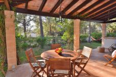 小屋 在 Alcudia - Trevol 020 fantástica casa con gran jardín y terraza, barbacoa, aire acondicionado y WiFi